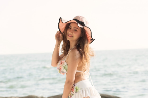 Retrato hermoso mujer en el clima de verano