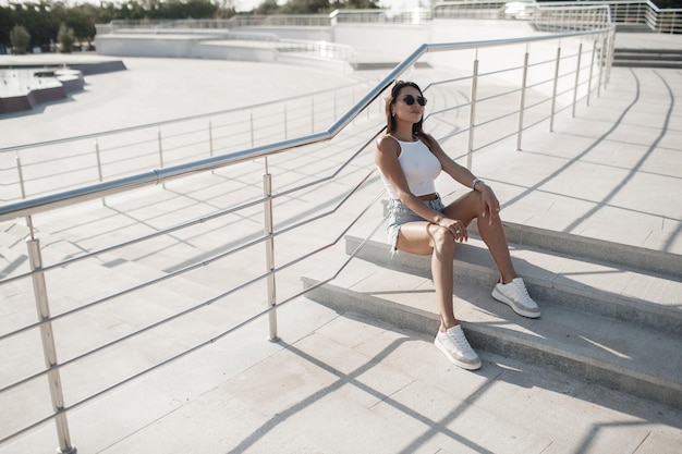 Retrato hermoso de la mujer joven al aire libre