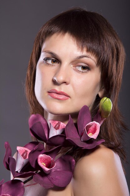 retrato, de, hermoso, mujer joven, con, arte, maquillaje, y, flores