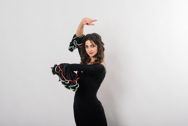 Retrato, de, hermoso, mujer joven, bailando, flamenco, con, ventilador, en