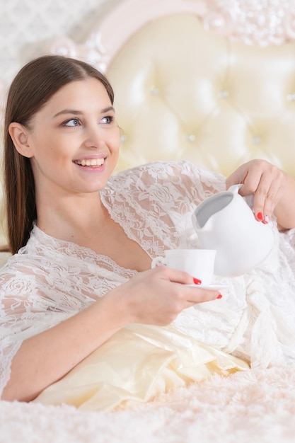 retrato, de, hermoso, mujer joven, bebida, café