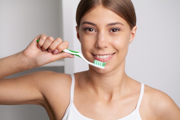 Foto retrato, de, hermoso, mujer joven, cepillado dientes