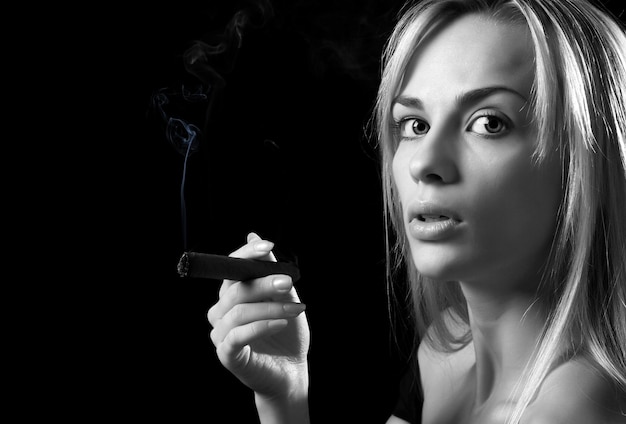 retrato, de, hermoso, mujer joven, con, cigarro