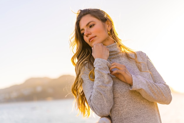 retrato, hermoso, mujer joven, en la costa, en, ocaso