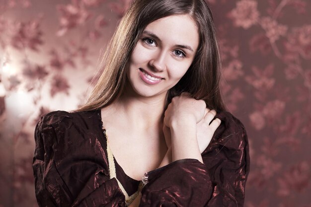 Retrato, de, hermoso, mujer joven, en, elegante, vestido