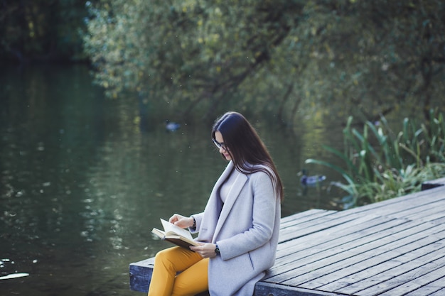 Retrato, de, un, hermoso, mujer joven, llevando, un, abrigo, aire libre