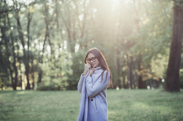 Retrato, de, un, hermoso, mujer joven, llevando, un, abrigo, aire libre