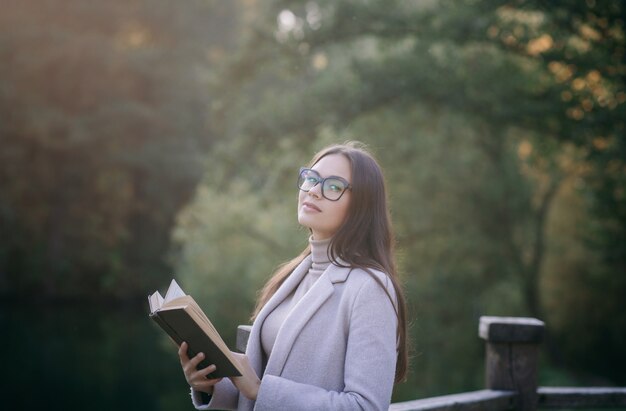 Retrato, de, un, hermoso, mujer joven, llevando, un, abrigo, aire libre