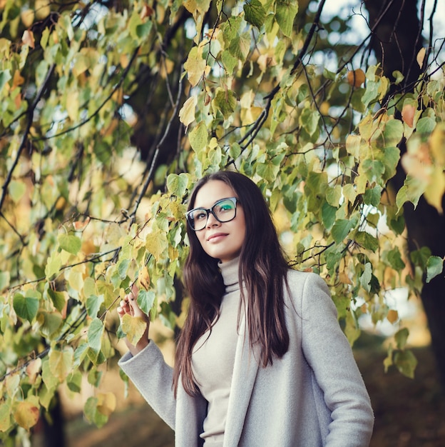 Retrato, de, un, hermoso, mujer joven, llevando, un, abrigo, aire libre