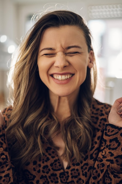 retrato, de, un, hermoso, mujer joven, llevando, leopardo, impresión, vestido