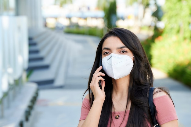 Foto retrato, de, hermoso, mujer joven, llevando, mascarilla