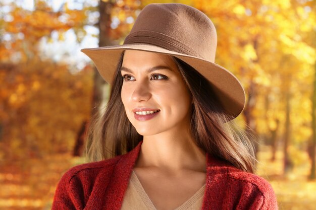 Retrato, de, hermoso, mujer joven, llevando, sombrero, en, otoño, parque, cicatrizarse