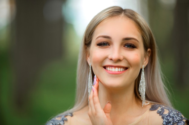 retrato, de, un, hermoso, mujer joven, con, maquillaje, y, peinado