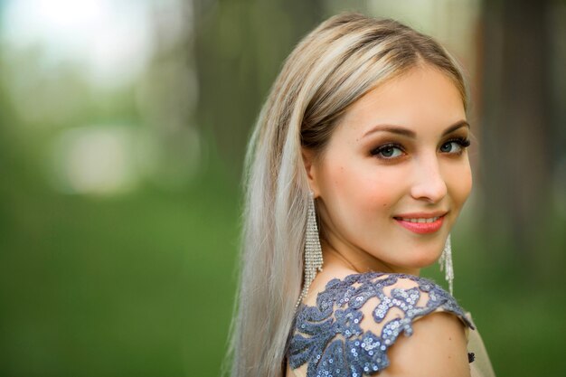 retrato, de, un, hermoso, mujer joven, con, maquillaje, y, peinado