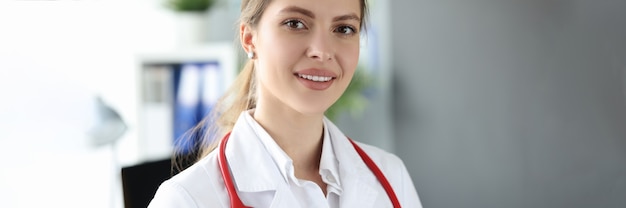 Retrato, de, hermoso, mujer joven, médico, en, clínica