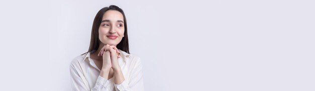 retrato, de, un, hermoso, mujer joven, pensamiento, aislado, blanco, plano de fondo