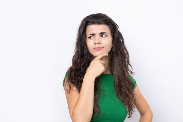 retrato, de, un, hermoso, mujer joven, pensamiento, aislado, blanco, plano de fondo