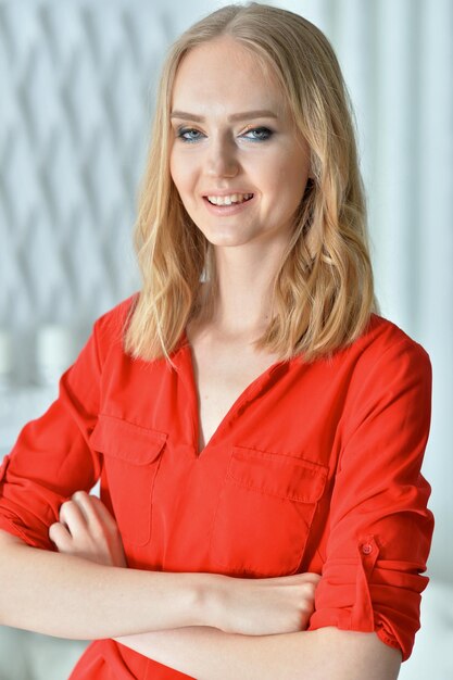 retrato, de, hermoso, mujer joven, posar, en casa