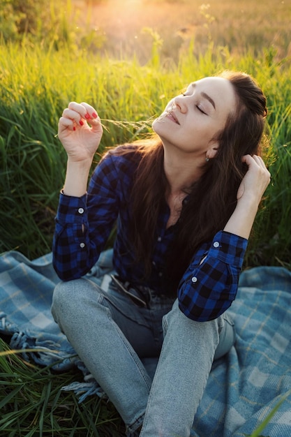 retrato, de, un, hermoso, mujer joven, en, pradera