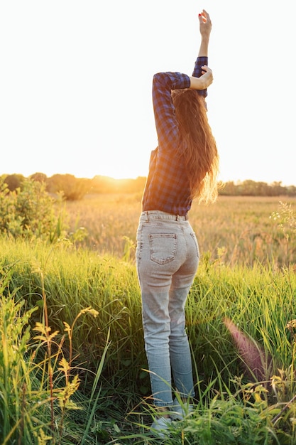 retrato, de, un, hermoso, mujer joven, en, pradera