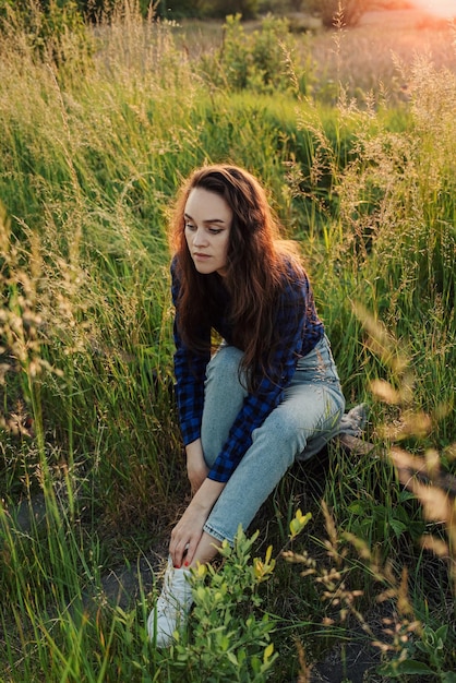 retrato, de, un, hermoso, mujer joven, en, pradera