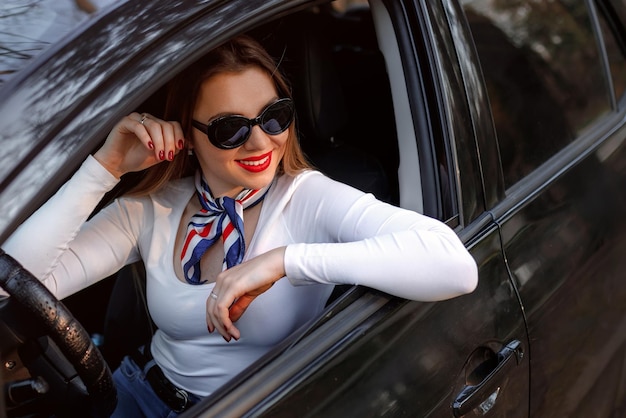 retrato, de, un, hermoso, mujer joven, reír, en un coche, un, mujer, t