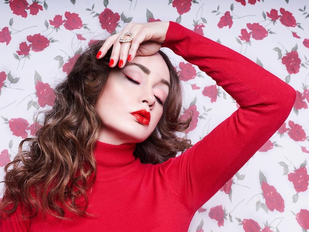 retrato, de, un, hermoso, mujer joven, rodeado, por, flores