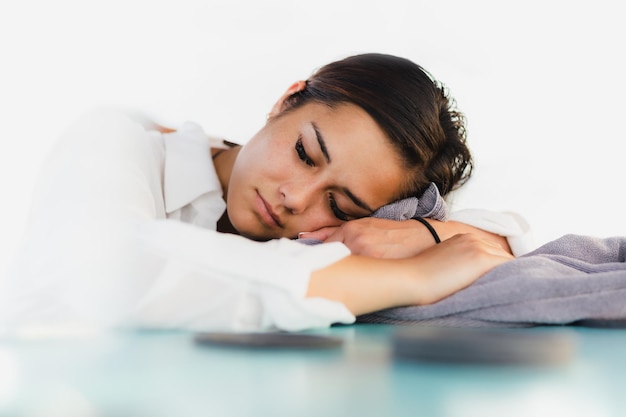 retrato, de, hermoso, mujer joven, sueño, aire libre