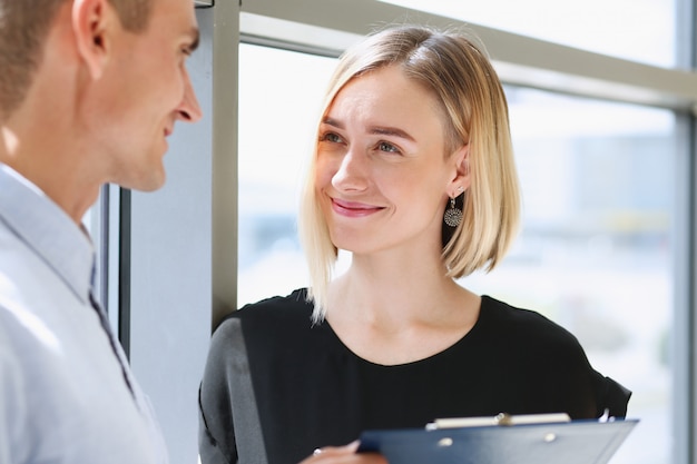 Retrato hermoso de la mujer en el lugar de trabajo