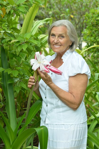 Retrato, de, un, hermoso, mujer mayor, con, flor