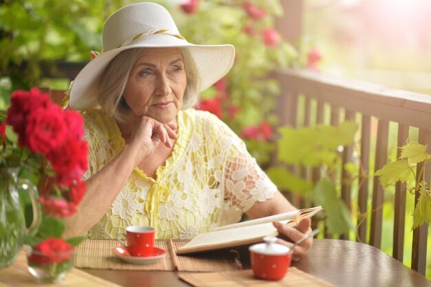 Retrato, de, hermoso, mujer mayor, con, libro