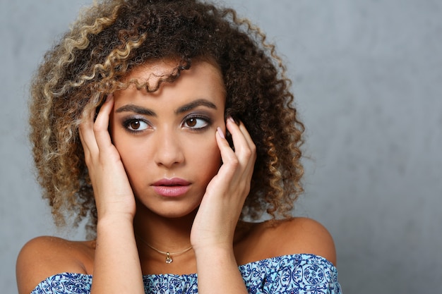 Retrato hermoso de la mujer negra