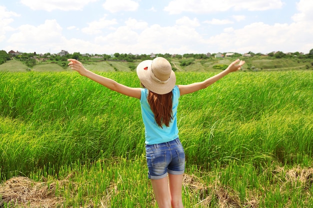 Retrato, de, hermoso, niña joven, aire libre