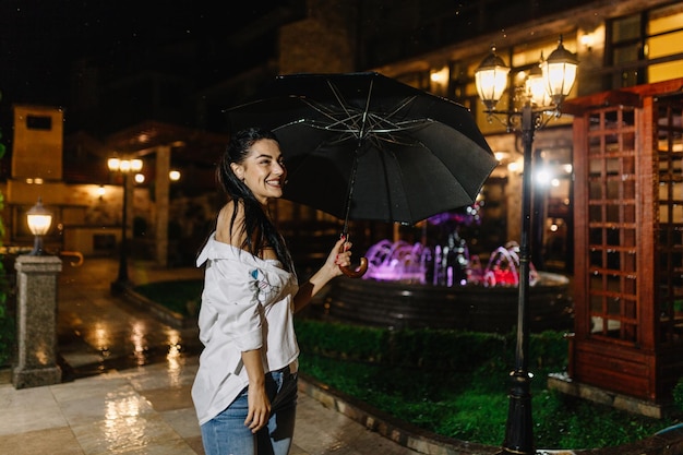 retrato, de, hermoso, niña joven, ambulante, con, paraguas, debajo, lluvia