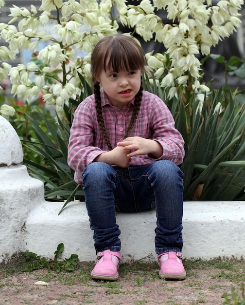 retrato, de, hermoso, niña joven, en, flores, plano de fondo