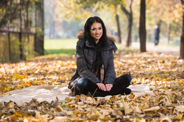 retrato, de, hermoso, niña joven, en, otoño, parque