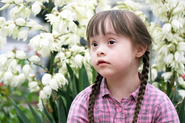 retrato, de, hermoso, niña joven, en el parque