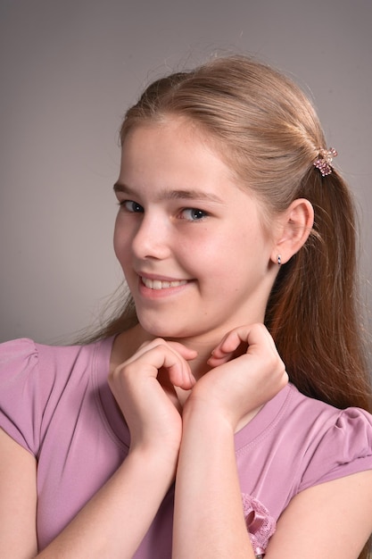 retrato, de, hermoso, niña joven, posar, en, estudio