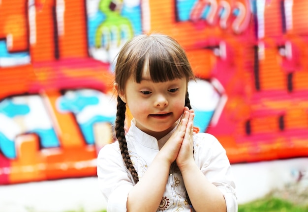 retrato, de, hermoso, niña joven, rezando