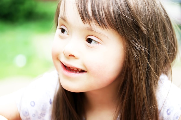 retrato, de, hermoso, niña joven, sonriente, en el parque