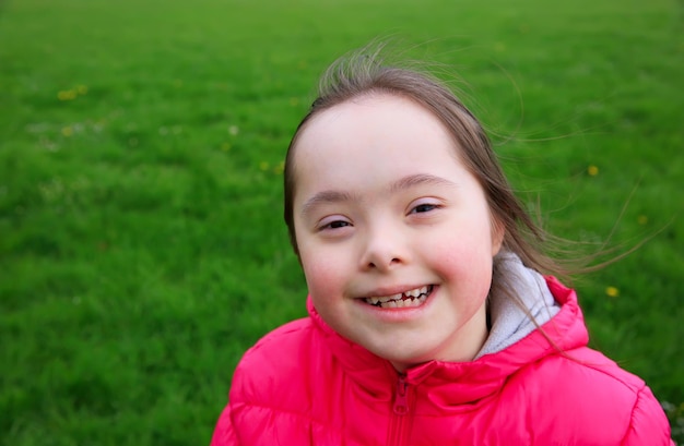 retrato, de, hermoso, niña, en el parque