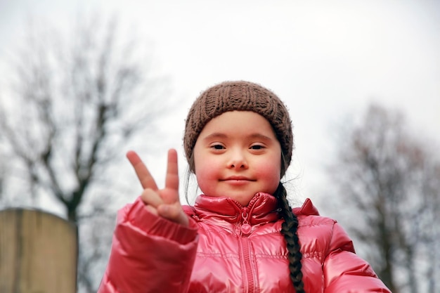 retrato, de, hermoso, niña, en el parque