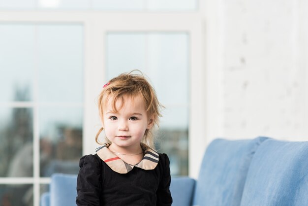 Retrato de un hermoso niño pequeño en casa