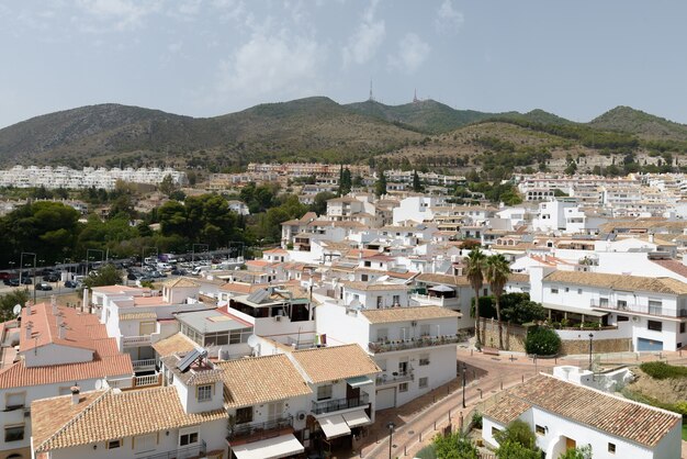 Retrato de un hermoso paisaje en España con edificios en las montañas