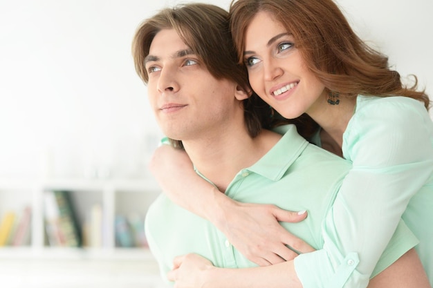 Retrato, de, un, hermoso, pareja joven, abrazar