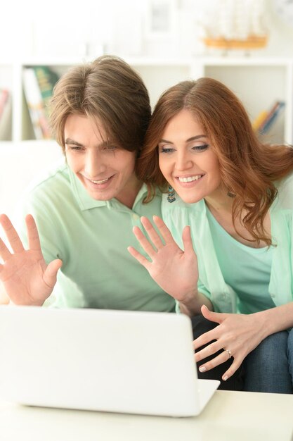 Foto retrato, de, un, hermoso, pareja joven, con, un, computador portatil