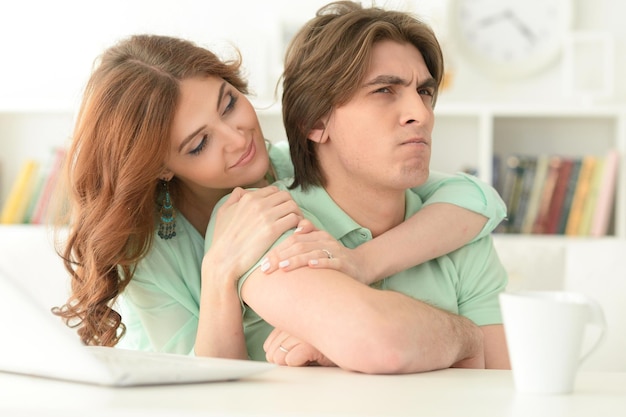 retrato, de, un, hermoso, pareja joven, con, un, computador portatil