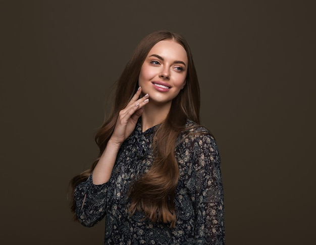 Retrato hermoso del peinado de la belleza de la mujer del pelo de Wawy largo