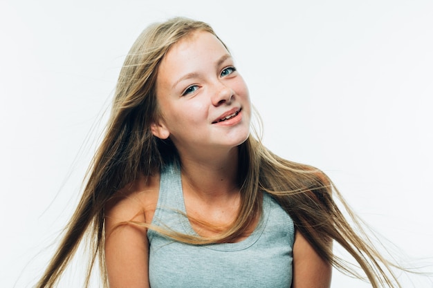 Retrato hermoso del pelo largo de las pecas del modelo de la muchacha del adolescente. Tiro del estudio.