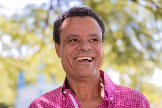 Retrato de un hermoso y sonriente agricultor mayor Anciano en la granja en verano Actividad de jardinería Anciano brasileño